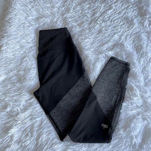 Alo yoga 7/8 alosoft high waisted black and grey color block leggings! XS
